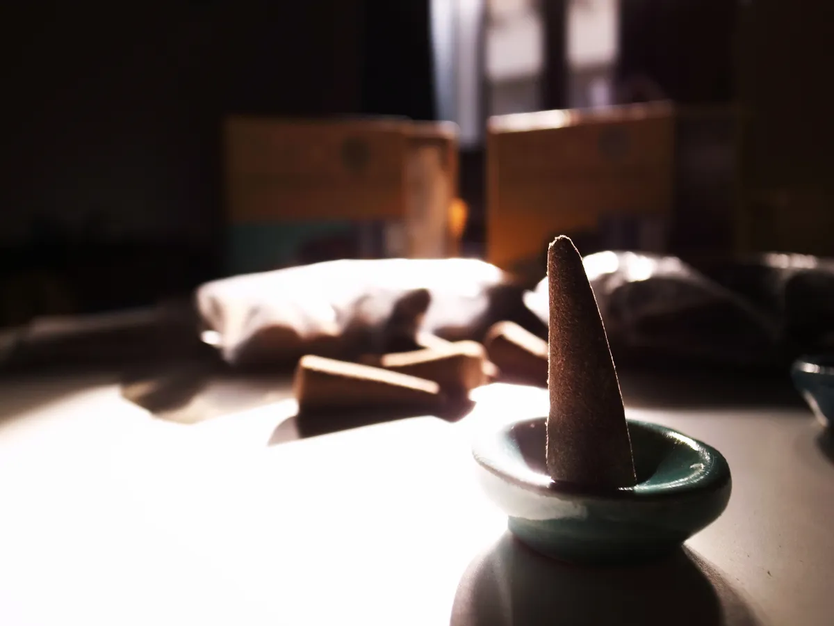PHOOL 印度香品＿塔香置於綠色香盤中的情境照