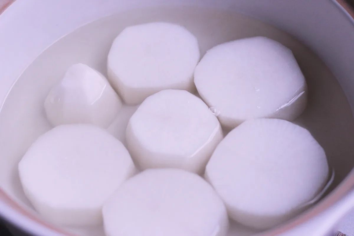 史雲生極鮮清雞湯料理＿日式關東煮＿白蘿蔔置入昆布湯中